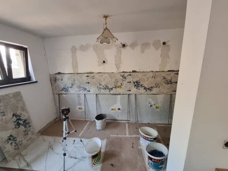 Kuhinjski zid u izradi sa dekorativnim keramičkim pločicama